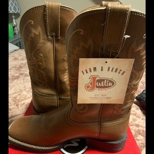 BNIB Justin boots
